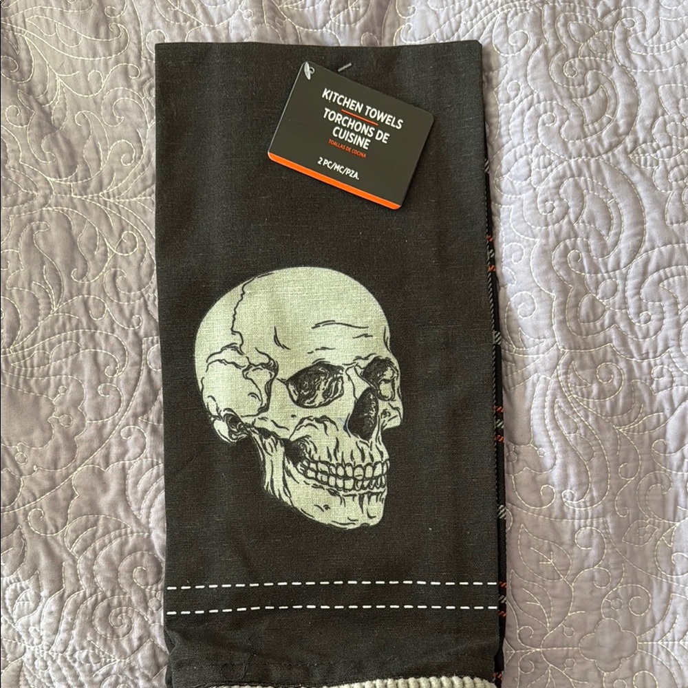 NWT Black Skull Kitchen Towel Set
